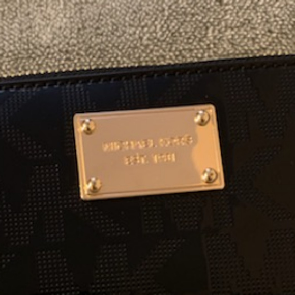 Micheal Kors wristlet - Picture 4 of 4